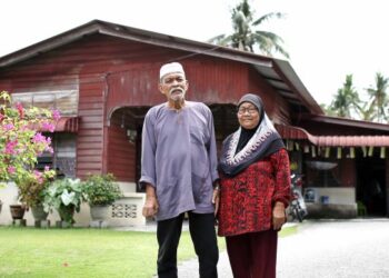 ZAINAB Ibrahim dan suaminya, Ismail Sariff di Kampung SC, Tasek yang merupakan kampung untuk anggota Special Constables di Ipoh. – UTUSAN/MUHAMAD NAZREEN SYAH MUSTHAFA
