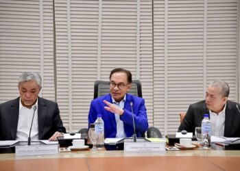 AHMAD Zahid Hamidi (kiri) menghadiri Mesyuarat MTEN yang dipengerusikan oleh Perdana Menteri, Datuk Seri Anwar Ibrahim (tengah) semalam. - FB ZAHID HAMIDI