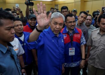 SEBAGAI Presiden UMNO, Ahmad Zahid Hamidi (tengah) mesti memikul tanggungjawab atas segala kekalahan dalam pilihan raya negeri 12 Ogos lalu dan tidak boleh menafikannya. – UTUSAN/AMIR KHALID