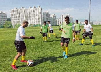 KEKURANGAN yang dimiliki menyebabkan hanya beberapa bidang sukan diceburi orang pekak di peringkat negeri, kebangsaan dan dunia termasuk bola sepak.