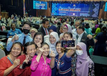 MENTERI Pendidikan, Fadhlina Sidek (tengah) berswafoto bersama para guru selepas merasmikan Majlis Penutup Program Pemerkasaan Bahasa Melayu Sekolah Jenis Kebangsaan Cina (SJKC) Wilayah Persekutuan Kuala Lumpur, 20 Jun lalu. – UTUSAN/FARIZ RUSADIO
