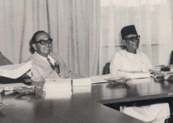 TUNKU Abdul Rahman Putra Al-Haj (kanan) telah mengambil cuti khas untuk berkempen pilihan raya umum  1959 dan menyerahkan tugas sebagai Perdana Menteri kepada timbalannya, Abdul Razak Hussein (kiri). – ARKIB UTUSAN