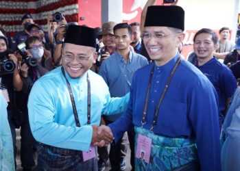 PELANTIKAN semula Amirudin Shari (kiri) sebagai Menteri Besar Selangor sesuatu yang tidak mustahil berlaku. Bagaimanapun, sejarah bakal tercipta jika Mohamed Azmin Ali (kanan) dilantik kali kedua. 
– UTUSAN/FAUZI BAHARUDIN