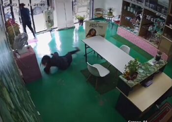 TANGKAP layar pembantu kedai kosmetik yang terjatuh selepas sebahagian rantai leher emasnya diragut seorang lelaki di  premis kosmetik di Jalan Sekerat, Sungai Petani. Kedah.