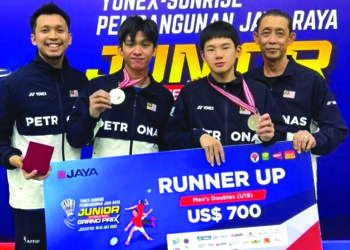 MISBUN Ramdan Misbun (kiri) dan Misbun Sidek (kanan) bersama pemain remaja yang beraksi dalam kejohanan Pembangunan Jaya Raya di Indonesia.