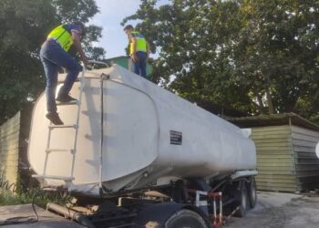 PENGUAT Kuasa Kementerian Perdagangan Dalam Negeri dan Kos Sara Hidup (KPDN) Kuala Lumpur memeriksa tangki minyak dipercayai mencuri diesel di sekitar ibu negara.