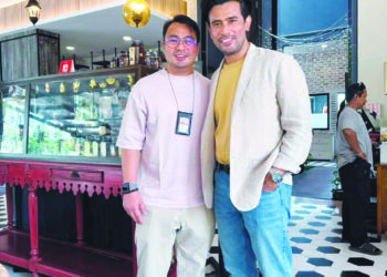 REMY Ishak (kanan) bergambar bersama Shahrul Kamal Roslan dalam satu pertemuan keluarga di sebuah restoran pada Selasa lalu.