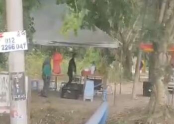 KERATAN rakaman video yang tular mengenai seorang lelaki yang merompak pekerja gerai durian di tepi jalan berdekatan Kawasan Perindustrian Benus, Bentong, semalam.