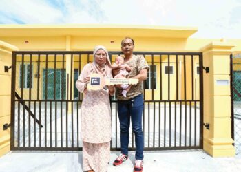 AZIZAH Mat Wazir bersama suaminya, Mohd. Shahriza Zaini pada majlis projek Rumah Perakku di Taman Perakku Serdang di Sitiawan, Lumut, Perak. – UTUSAN/MUHAMAD NAZREEN SYAH MUSTHAFA