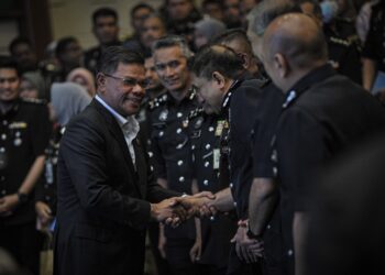 SAIFUDDIN Nasution Ismail ketika hadir pada majlis perhimpunan bulan Kementerian Dalam Negeri di Putrajaya. - UTUSAN/FAIZ ALIF ZUBIR