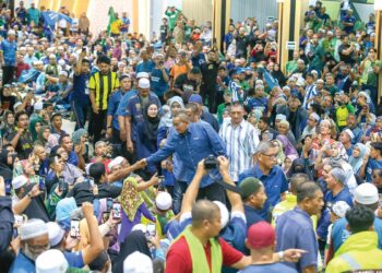 Muhammad Sanusi Md. Noor menerima ucapan tahniah daripada penyokong Pas ketika tiba di Kompleks Pas Kedah di Alor Setar malam semalam. - UTUSAN/SHAHIR NOORDIN