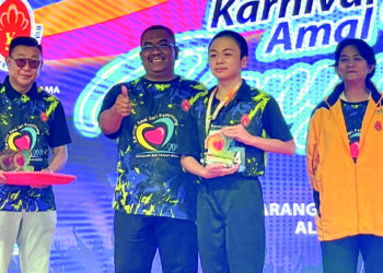 MUHAMMAD Sanusi Md. Nor menyampaikan hadiah kepada pemenang acara larian pada Karnival Amal Hari Penyayang anjuran YSB di pekarangan Stadium Darul Aman, Alor Setar. Turut sama, Tunku Temenggong Kedah, Tan Sri Tunku Puteri Intan Safinaz Sultan Abdul Halim.