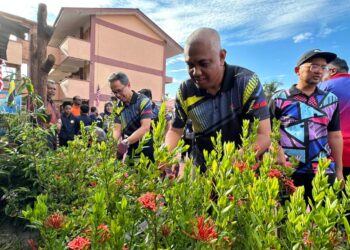 KHAIRUDIN Abu Hanipah menyertai Program Gotong-Royong Madani Peringkat Negeri Perak di SK Seri Klebang, Ipoh hari ini. - UTUSAN/LIYANA RAMLI