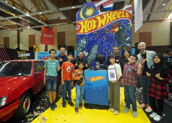 Jane Harn bergambar bersama pemenang Pertandingan Rekaan Hot Wheels X Proton Kanak-Kanak 2023 baru-baru ini. Turut kelihatan Matt Gabe dan Norhelmey Lobb.