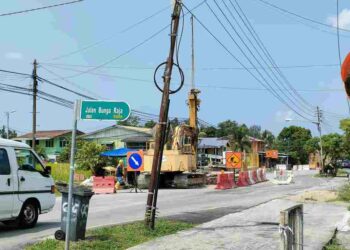 KERJA-kerja yang dijalankan di bahu jalan berhadapan dengan gerai peniaga menjual roti burger hingga menjejaskan laluan pengguna jalan raya di Kampung Pinang Jawa (Gita), di Petra Jaya.