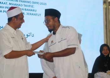 SYED IBRAHIM Syed Ahmad (kiri) menyampaikan Bantuan Prihatin Pahang kepada imam dan mudir di SMA Pulau Tawar di Jerantut, Pahang. - UTUSAN/SALEHUDIN MAT RASAD