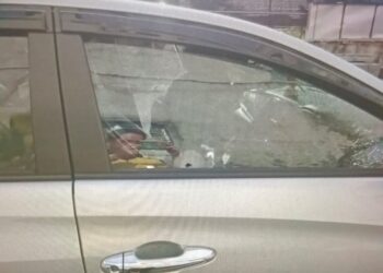 KESAN tembakan pada kereta yang dinaiki mangsa dalam kejadian di jalan utama Segari-Pantai Remis semalam. - UTUSAN