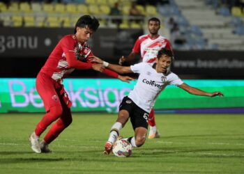 PEMAIN TFC, Mohd. Nor Hakim Mazlan (kanan) diasak pemain KL Rovers FC pada aksi Piala Malaysia di Stadium Sultan Mizan Zainal Abidin Gong Badak, Kuala Nerus, malam ini. - UTUSAN/PUQTRA HAIRRY ROSLI