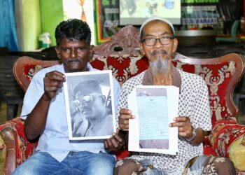 R. RAMA Chandran (kiri) dan Mohamad Tarudi Bahari menunjukkan gambar dan dokumen R Tayalan @ Mohd Farid dalam sidang akhbar di Gopeng hari ini. - UTUSAN/MUHAMAD NAZREEN SYAH MUSTHAFA