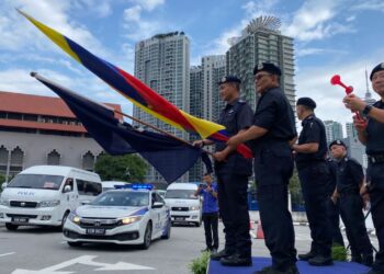AZRY Akmar Ayob (depan) mengibarkan bendera ketika Flag Off Bantuan Sumber Manusia Kontinjen Kuala Lumpur ke Terengganu sempena PRN 2023 di Ibu Pejabat Polis Kontinjen Kuala Lumpur, hari ini.