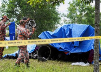 BANGKAI pesawat dan serpihannya dikumpulkan dan ditutup oleh pihak berkuasa untuk tujuan siasatan lanjut dan juga bagi mengelak kawasan itu dicerobohi oleh orang awam. – UTUSAN/SHIDDIEQIIN ZON