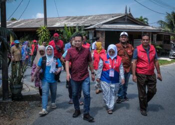 NIK Nazmi Nik Ahmad (empat, kanan) berkempen membantu calon PH DUN Manir, Eka Lisut (tiga, kanan) sempena PRN di Manir, Kuala Terengganu, hari ini. - UTUSAN/PUQTRA HAIRRY ROSLI