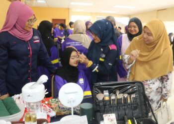 SALMIAH Kasolang (dua kanan) menunjukkan kemahiran solekan sempena pelancaran projek Asnafpreneur di UiTM Cawangan Pahang Kampus Jengka di Maran, Pahang. - UTUSAN/SALEHUDIN MAT RASAD