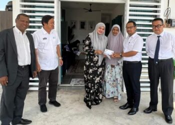 HARIS SALLEH Hamzah (dua dari kanan) menyampaikan bantuan kerajaan negeri kepada mangsa banjir di Taman Saujana Utama di Jerantut, Pahang. - FOTO/HARIS FADILAH AHMAD