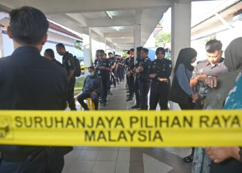 SEBAHAGIAN daripada anggota keselamatan yang mengundi awal di Kuala Terengganu pada 8 Ogos lalu. - UTUSAN/PUQTRA HAIRRY ROSLI