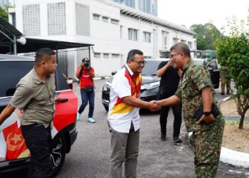 AMIRUDIN Shari melawat  proses pengundian awal, di Depot Bekalan Pusat, Kor Perkhidmatan Diraja Batu Caves, di sini hari ini.-UTUSAN/SHIDDIEQIIN ZON