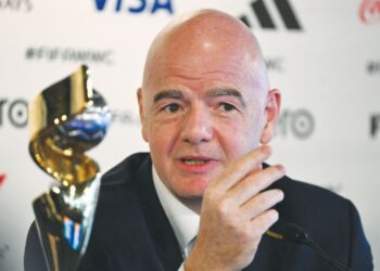 Gianni Infantino bersama trofi Piala Dunia Wanita yang menjadi rebutan antara England dan Sepanyol dalam final hari ini.