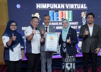 ZALIHA Mustafa menerima sijil MBOR pada Majlis Penyertaan Terbesar Acara X-Break Secara Maya di Putrajaya. - UTUSAN/FAISOL MUSTAFA