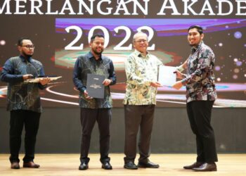 PHILIP Benedict Lasimbang sijil (dua dari kanan) menyampaikan sijil penghargaan kepada penerima Anugerah Kecemerlangan Akademik 2022 Yayasan Bank Rakyat. - IHSAN YBR