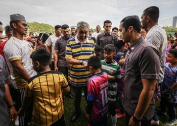 AHMAD Zahid Hamidi bersalaman bersama pemain pada Kejohanan Bola Sepak Piala Dato' Seri Ahmad Zahid Hamidi 2023 di Putrajaya. - UTUSAN/FAIZ ALIF ZUBIR