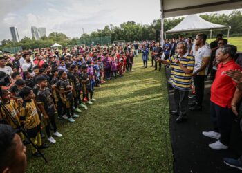 AHMAD Zahid Hamidi bersama peserta selepas merasmikan Kejohanan Bola Sepak Piala YAB Datuk Seri Dr Ahmad Zahid Hamidi di Putrajaya. - UTUSAN/FAIZ ALIF ZUBIR