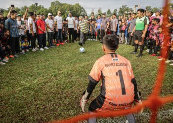 AHMAD Zahid Hamidi ketika melakukan sepakan mula sebagai simbolik merasmikan Kejohanan Bola Sepak Piala Dato' Seri Ahmad Zahid Hamidi 2023 di Putrajaya. - UTUSAN/FAIZ ALIF ZUBIR