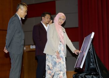 ZALIHA Mustafa melakukan gimik perasmian Majlis Sambutan Hari Keselamatan dan Kesihatan Pekerjaan 2023 Kementerian Kesihatan Malaysia di Putrajaya. - UTUSAN/FAISOL MUSTAFA