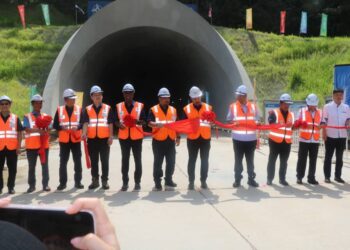 MOHD. ZUKI Ali (tengah) memotong reben sebagai gimik kejayaan penembusan Terowong ke-25 Projek ECRL Kampung Gedung Siam di Kuantan, Pahang. - UTUSAN/SALEHUDIN MAT RASAD