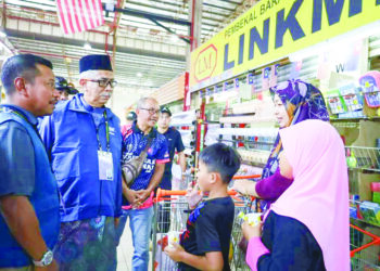 ZULKIFLI Jaafar ketika mengadakan walkabout di sekitar Kempas sempena Pilihan Raya Kecil Parlimen Pulai, semalam.