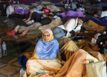 PENDUDUK mengambil keputusan berjaga dan tidur di kawasan lapang susulan gempa bumi kuat di Marrakesh, Maghribi. - AFP
