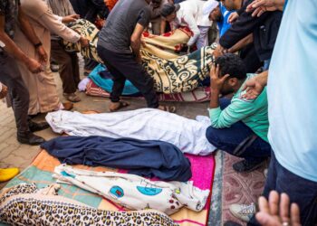 SEORANG lelaki tidak dapat menahan kesedihan dengan pemergian ahli keluarganya dalam kejadian gempa bumi di Maghribi. - AFP