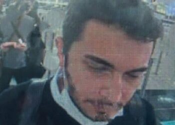 RAKAMAN melalui kamera litar tertutup disiarkan agensi berita Demiroren pada 22 April 2022 menujukkan Faruk Fatih Ozer di Lapangan Terbang Antarabangsa Istanbul. - AFP