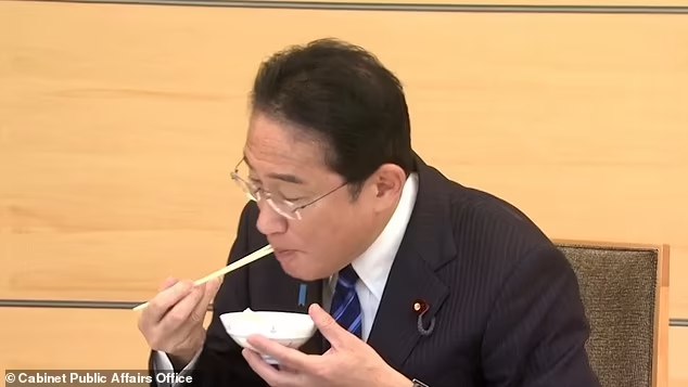 PM Jepun makan ikan dari perairan Fukushima