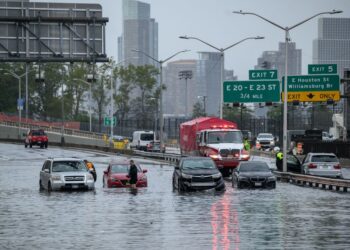 BEBERAPA kenderaan terkandas di lebuh raya FDR di Manhattan susulan banjir kilat melanda New York. - AFP