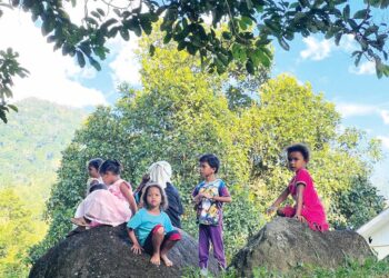 IBU bapa Orang Asli di Pos Gob, Gua Musang, Kelantan berharap pihak kerajaan dapat mewujudkan sebuah kelas bagi Projek Kelas Khas (Prokhas) di kawasan tersebut bagi mengelak anak mereka terus tercicir dalam pelajaran. – UTUSAN/AIMUNI TUAN LAH