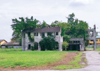 KEADAAN bekas Istana Raja Muda di Jalan Syed Abu Bakar, Teluk Intan yang terbiar dan belum ada perancangan untuk membangunkannya semula. – UTUSAN/AIN SAFRE BIDIN