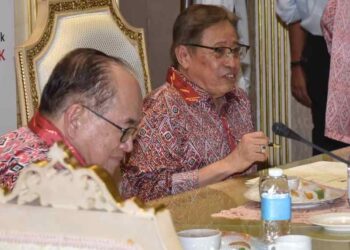 ABANG Johari bercakap dalam sidang akhbar selepas mempengerusi Mesyuarat Tertinggi PBB Sarawak di Ibu Pejabat PBB, Petrajaya petang tadi.