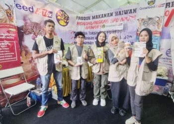 KAKITANGAN Growfeed Trading menunjukkan antara produk yang dijual pada MJF 2023 di Puteri Harbour, Iskandar Puteri, Johor, semalam.