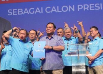 ANIS Matta (kiri) menyerahkan surat sokongan kepada Prabowo (tengah) ketika pengisytiharan sokongan politik dari Partai Gelora di Teater Djakarta, Jakarta Pusat. - AGENSI