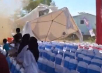 ANGIN kencang merosakan khemah pengunjung di pameran produk inovasi di UIN Salatiga.-AGENSI